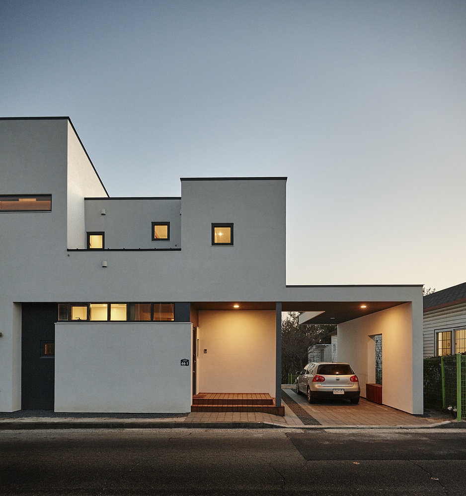 住宅设计:16.5mX6.5m宅基地上的白色现代风格乡村别墅,你喜欢吗